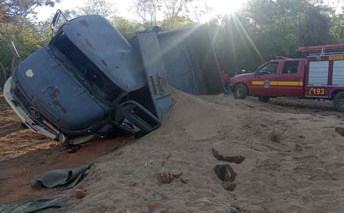 Caminhão tomba e motorista morre na BR-251