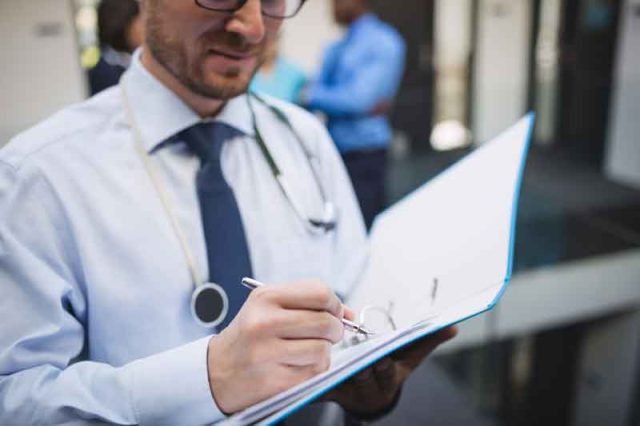 medico-caneta-processo