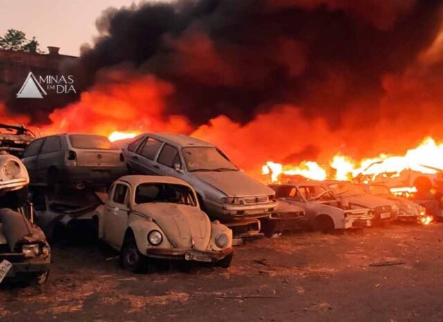 Bombeiros-combatem-grande-incêndio-em-pátio-de-veículos-na-BR-262
