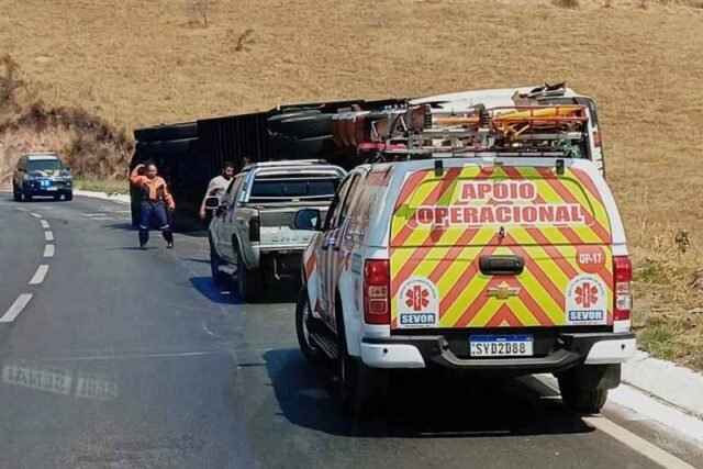 Carreta-tomba-na-BR-381-próximo-ao-corte-de-pedras;-motorista-encaminhado-ao-Hospital-Margarida-em-João-Monlevade