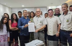 Dr. Laércio assina ordem de serviço para construção de quadra poliesportiva no Boa Vista