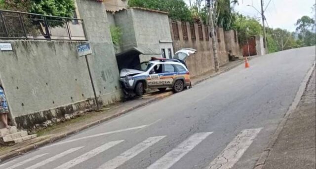Viatura-da-Polícia-Militar-se-envolve-em-acidente-ao-desviar-de-motocicleta-na-contramão1