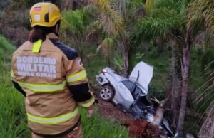 Capotamento de Corolla na MG-133 deixa motorista preso e com ferimentos graves, veja fotos