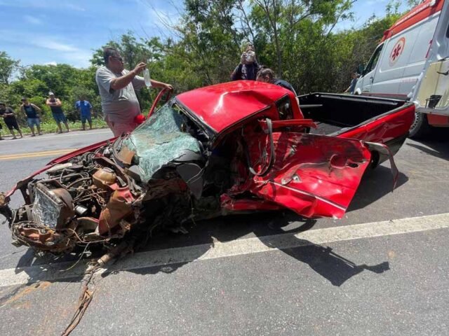 Colisão-frontal-na-BR-251-em-Salinas-deixa-jovem-preso-às-ferragens