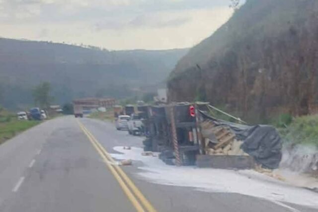 Idoso-cochila-e-perde-controle-de-carreta-carregada-com-trigo-na-BR-381