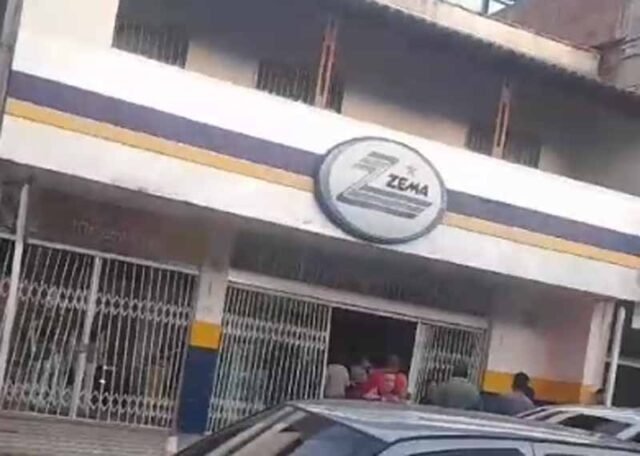 Militar-de-folga-e-voluntários-ajudam-a-conter-incêndio-em-comércio-de-Divino-MG