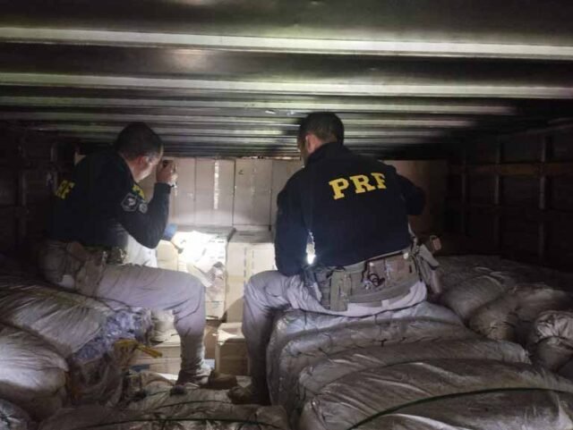 Motorista-é-detido-com-150.000-maços-de-cigarro-contrabandeado-na-BR-381