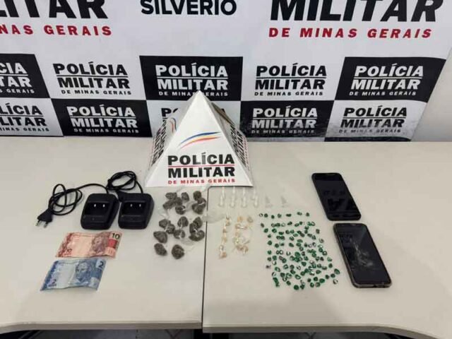 dupla-é-presa-com-120-pedras-de-crack-e-mais-materiais-ilícitos-em-Dom-Silvério