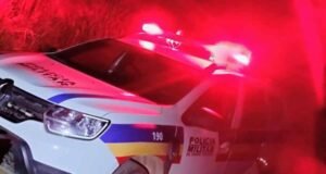 Homem incendeia móveis da casa e é preso com arma de fogo em Santana do Manhuaçu