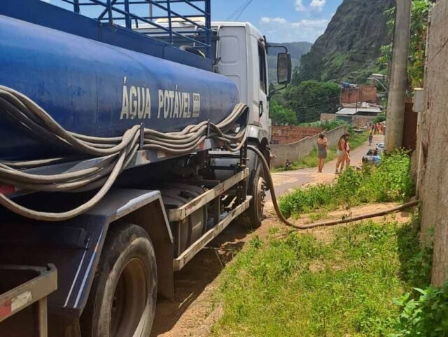 Caminhão-pipa-abastece-região-alta-de-João-Monlevade-(2)