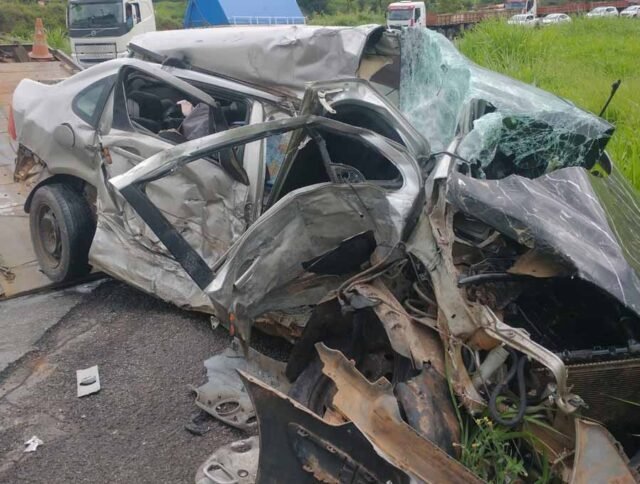acidente-fatal-br-381-peugeot-carreta