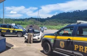 PRF recupera Fiat Mobi roubado e prende os 4 ocupantes na BR-381 em Sabará Divulgação: PRF