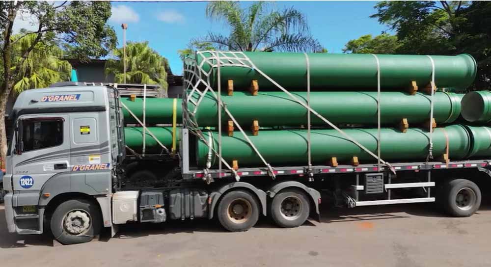 Entrega de tubos para a construção da adutora de 25 km, que transportará a água captada no Rio Tanque até a nova estação de tratamento de água. Crédito: Divulgação Vale