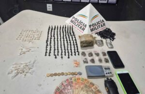 Polícia Militar apreende adolescente e prende jovem por tráfico de drogas no bairro Água Fresca em Itabira