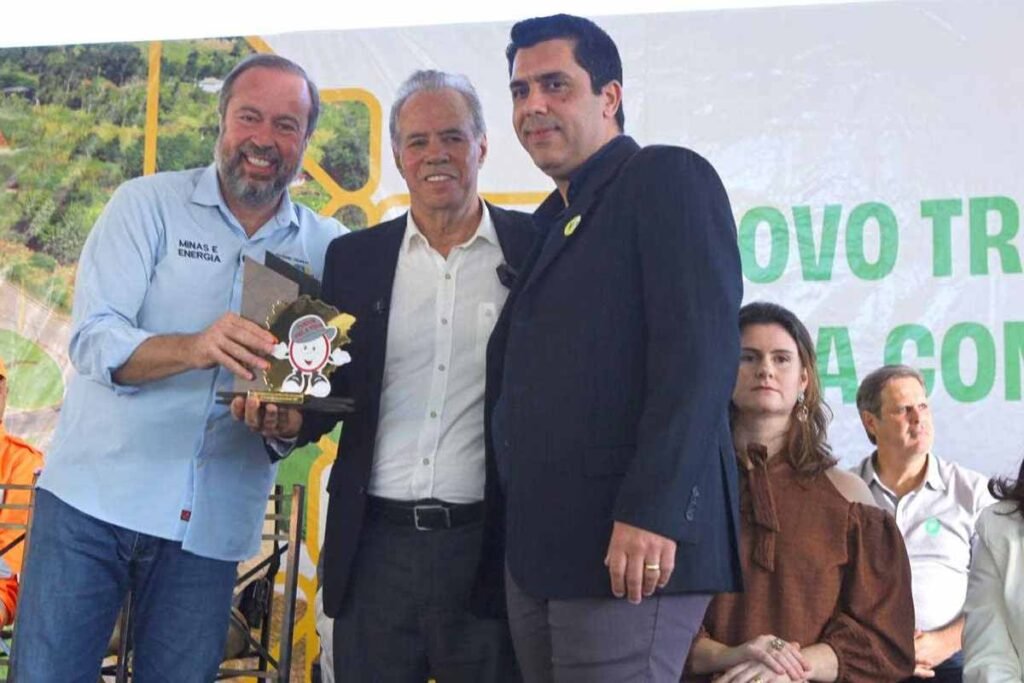 Ministro Alexandre Silveira, prefeito Nozinho e o vice-prefeito Leandro Amora durante homenagem.
