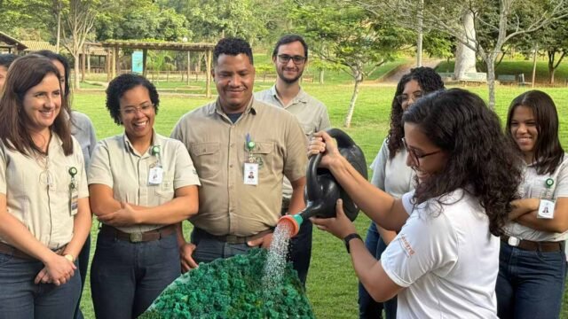 Aprender na prática: colaboradores participam da oficina “Terrário da Vida”, vivenciando a importância do equilíbrio dos ecossistemas e do cuidado com o meio ambiente. Créditos: CENIBRA