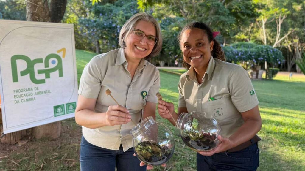 Aprender na prática: colaboradores participam da oficina “Terrário da Vida”, vivenciando a importância do equilíbrio dos ecossistemas e do cuidado com o meio ambiente. Créditos: CENIBRA