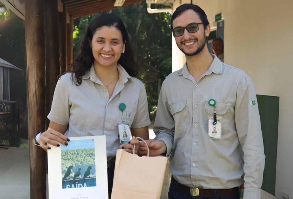 A colaboradora Caroline Ketuly exibe a foto premiada de uma família de periquitão-maracanã (Psittacara leucophthalmus). Créditos: CENIBRA