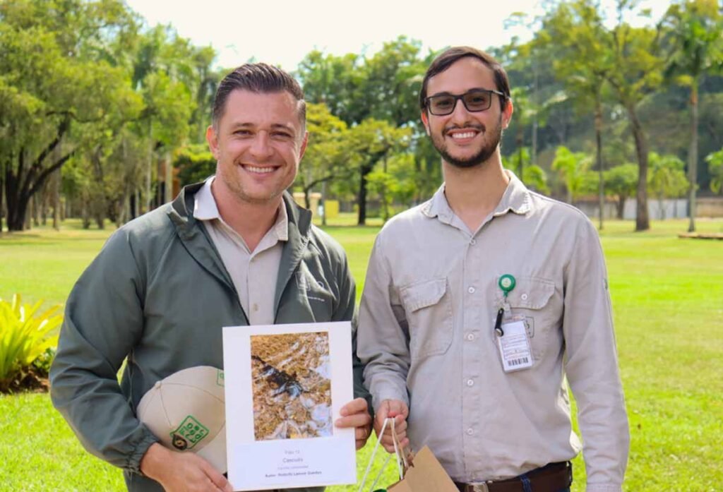 O colaborador Rodolfo Lemos, um dos ganhadores do concurso, exibe o registro do cascudo (Família Loricariidae). Créditos: CENIBRA