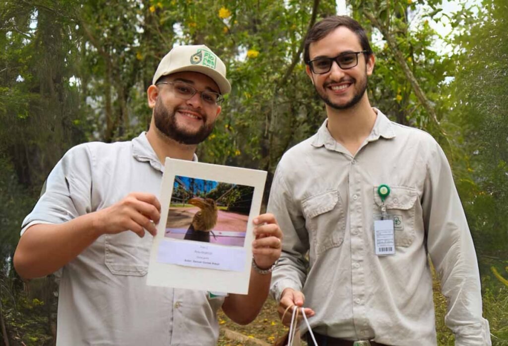 O colaborador Samuel Gomes mostra com orgulho o registro do anu-branco (Guira guira). Créditos: CENIBRA
