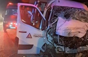 Veja fotos; Colisão frontal entre van da Saúde de Timóteo e ônibus da Gontijo deixa dois mortos na BR-381, em Nova Era