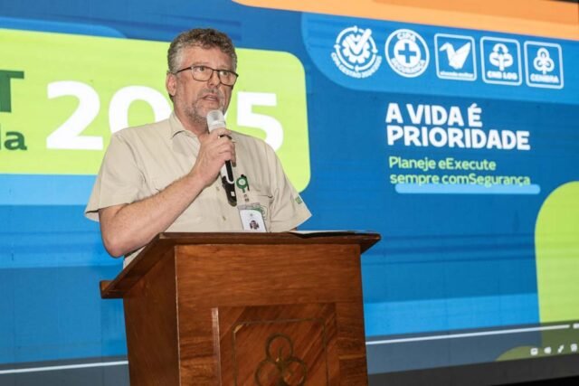 O Diretor-Presidente Executivo da CENIBRA, Júlio Ribeiro, reforça o conceito "Go-Anzen-ni" (Sempre com segurança) durante abertura da SIPAT Integrada 2025.