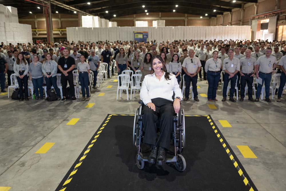 A ex-atleta olímpica Laís Souza compartilha sua história de superação com colaboradores da CENIBRA durante a SIPAT Integrada 2025. Sua experiência sobre resiliência criou conexão emocional com os participantes.