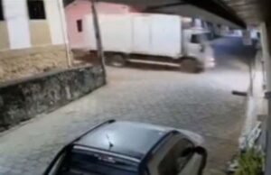 Vídeo; Caminhão desgovernado atinge carros e praça em Minas
