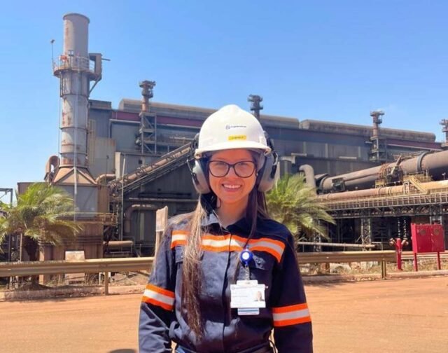Anglo American abre vagas de estágio para operações e escritório no Brasil. Na imagem, Gabriely Araujo, estagiária de Produção em Barro Alto. Crédito da foto: Divulgação Anglo American.
