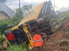 Carreta dos Correios despenca em ribanceira na BR-381, em João Monlevade