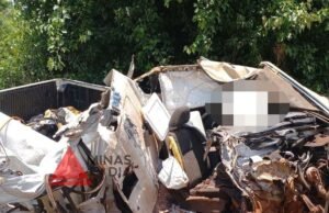 Veja fotos; Colisão entre caminhonete e caminhão assusta, mas vítima sobrevive na BR-154 em Minas