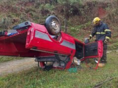 Homem morre após capotamento na BR-381 em Nova Era; veículo caiu às margens de córrego