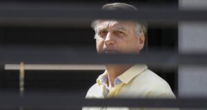 Moraes concede prisão domiciliar a Bolsonaro após pedido da defesa