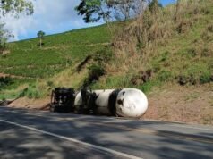 Transbordo de GLP é iniciado após tombamento de carreta na BR-116, em Manhuaçu