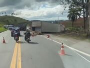 Veja vídeo; BR-381 registra morte e saque de carga após tombamento de caminhão da Shopee