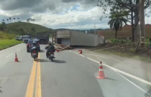 Veja vídeo; BR-381 registra morte e saque de carga após tombamento de caminhão da Shopee