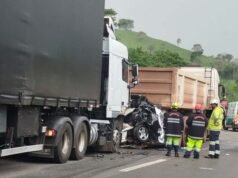 Vídeo; Carro fica prensado entre duas carretas na BR-381, em Itaguara