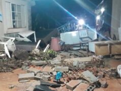 Enxurrada invade residência, derruba parede e deixa moradora ilhada em Itabira