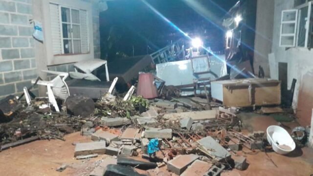 Chuva-forte-deixa-moradora-ilhada-e-causa-danos-estruturais-em-casa-no-bairro-Pedreira,-em-Itabira