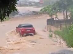 Vídeo; Família estrangeira morre após carro ser arrastado pela enxurrada em Palhoça (SC)