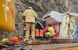 Motorista fica preso às ferragens após colisão entre caminhão e carreta na BR-381, em Ravena