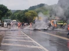 Vídeo; Manifestação fecha temporariamente a BR-381 em Nova Era por falta de energia elétrica