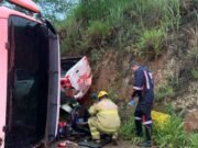 Carreta de cerveja tomba na MG-129 e atinge caminhonete em Itabira