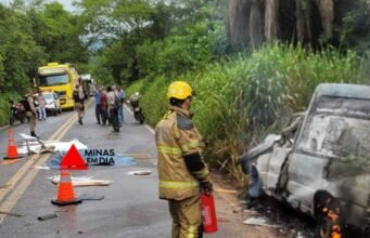 Batida entre caminhão e carro funerário que levava um corpo termina com motorista morto em Mariana