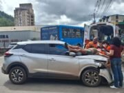 Mulher é ejetada sobre capô de carro em batida frontal em João Monlevade