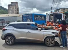 Mulher é ejetada sobre capô de carro em batida frontal em João Monlevade