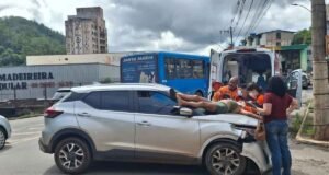 Mulher é ejetada sobre capô de carro em batida frontal em João Monlevade
