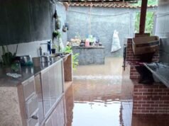 Chuva provoca alagamento em residência no bairro Tanquinho 2, em João Monlevade