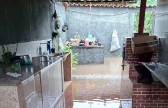 Chuva provoca alagamento em residência no bairro Tanquinho 2, em João Monlevade