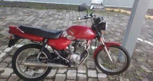 Briga termina em facada no Morro do Pau D’Óleo, em Nova Era; PM apreende veículo e arma